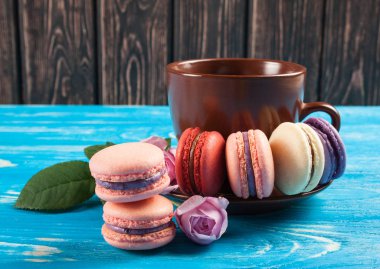 Ahşap masa üzerinde çok renkli acıbadem kurabiyesi. 