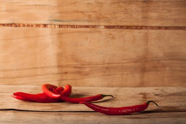 Ahşap masa üzerinde kırmızı taze biber. 