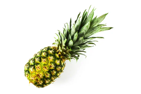 Dojrzały ananas świeża na białym tle — Zdjęcie stockowe