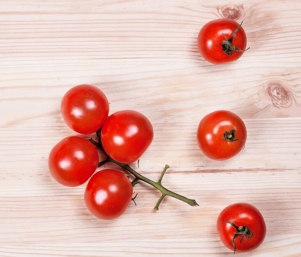 Tomates cherry frescos sobre fondo rústico de madera — Foto de Stock