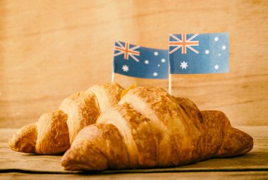 Ahşap masa üzerinde taze kruvasan