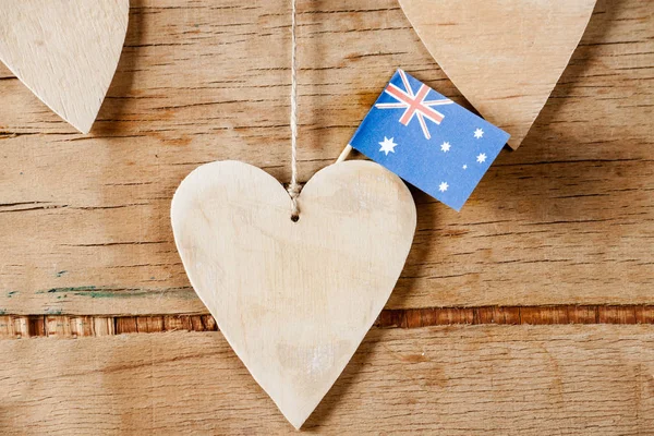Ahşap kalp ve Avustralya bayrağı
