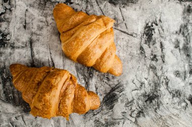 Çizik zemin üzerine taze kruvasan