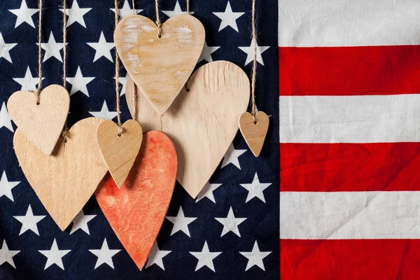 Coeurs en bois sur fond drapeau américain — Photo