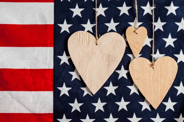 Ξύλινες καρδιές σε αμερικανική σημαία φόντο — Φωτογραφία Αρχείου