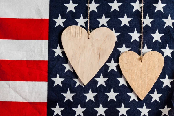 Coeurs en bois sur fond drapeau américain — Photo