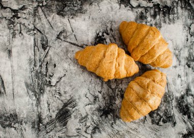 Çizik zemin üzerine taze kruvasan