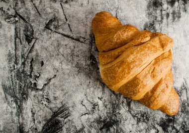 Çizik zemin üzerine taze kruvasan