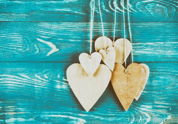 Coeurs en bois sur fond bois — Photo