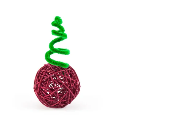 Bola vermelha e árvore de decoração verde — Fotografia de Stock