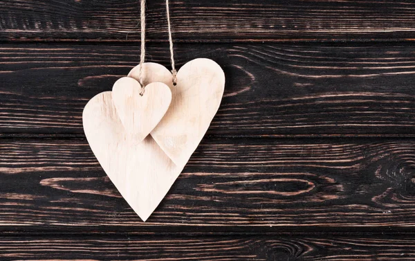 Dřevěné srdce na dřevo pozadí — Stock fotografie