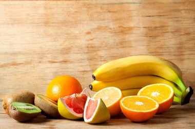 Ahşap masa üzerinde olgunlaşmış taze meyve