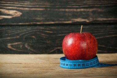 ölçme bant ile taze elma 