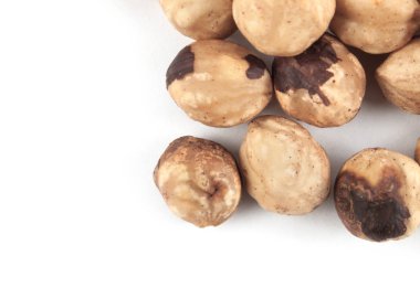 Beyaz üzerine kavrulmuş fındık