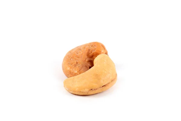 Geröstete Cashewkerne isoliert auf weiß — Stockfoto