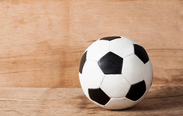 Футбольний м'яч на дерев'яному столі — стокове фото