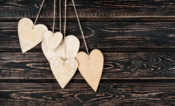 Dřevěné srdce na dřevo pozadí — Stock fotografie