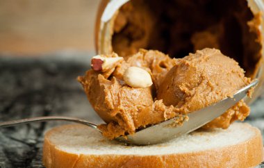 Fıstık ezmesi ve kavrulmuş fıstık