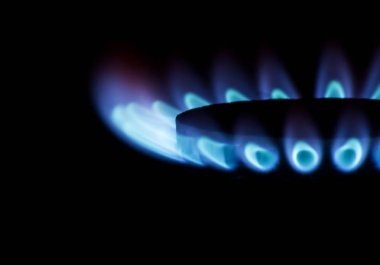 Koyu arka plan üzerinde mavi gaz