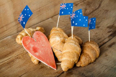 Taze kruvasan ve Avustralya bayrağı 