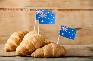 Taze kruvasan ve Avustralya bayrağı 