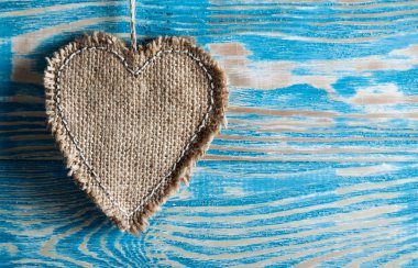 Bez ahşap masa üzerinde yapılan kalp