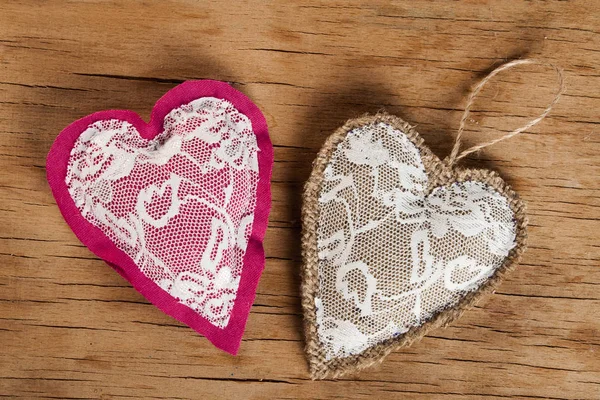 Hati yang terbuat dari kain di meja kayu — Stok Foto