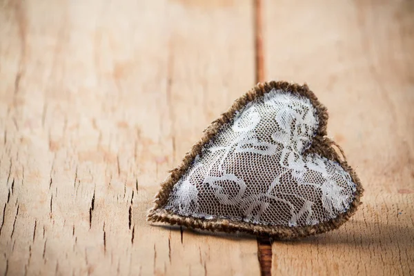 Coração feito de pano na mesa de madeira — Fotografia de Stock