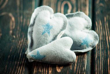 Bez ahşap masa üzerinde yapılan kalp