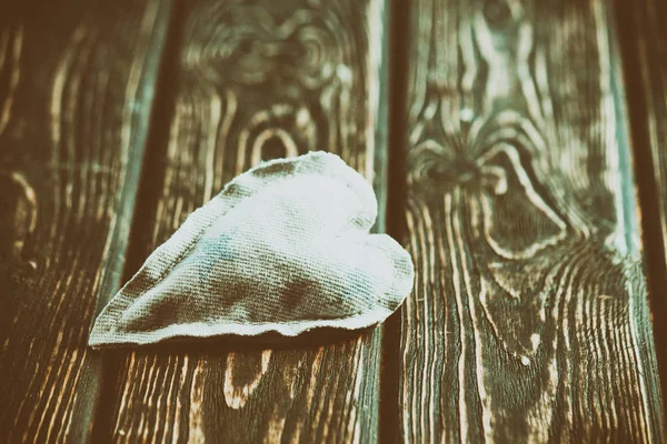 Сердце из ткани на деревянном столе — стоковое фото