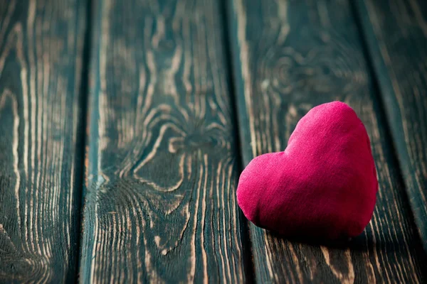 Bez ahşap masa üzerinde yapılan kalp