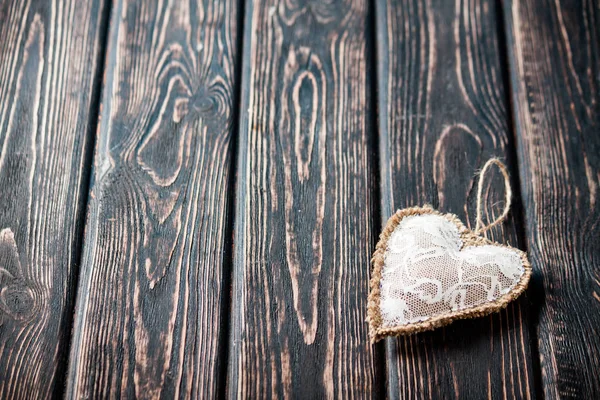 Coeur en tissu sur bureau en bois — Photo
