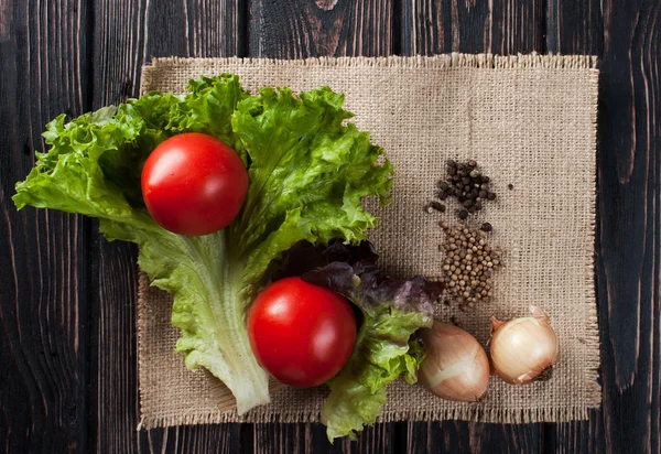 Verduras frescas en escritorio de madera — Foto de Stock