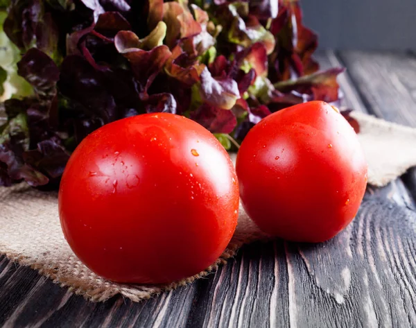 Verduras frescas en escritorio de madera — Foto de Stock