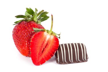 Taze olgun çilekler.