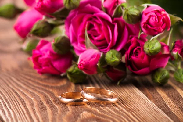 Fresh roses on wood desk