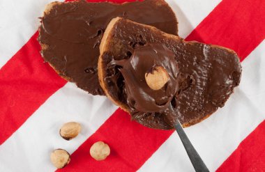 Çikolatalı fındık ezmesi ve kavrulmuş fındık 