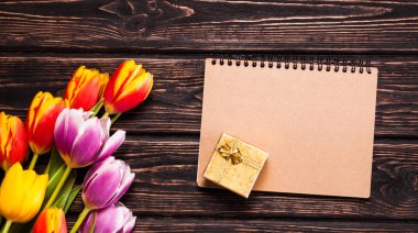 Ahşap masa üzerinde renkli taze Lale 