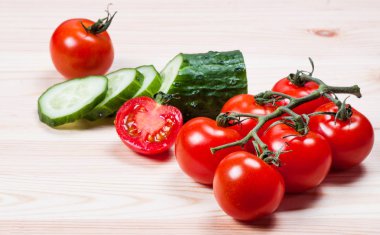 Ahşap masa üzerinde taze sebze. 