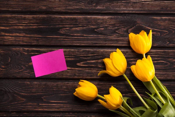 Gekleurde verse tulip op houten bureau — Stockfoto