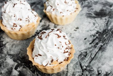 Taze pasta tereyağı krema ile