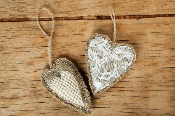 Hart gemaakt van doek op houten bureau. — Stockfoto