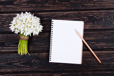 Kardelen ahşap masanın üzerinde kapat. 