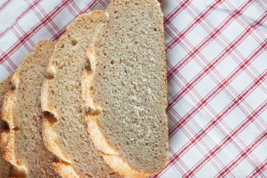 Ahşap masa üzerinde taze ekmek. 