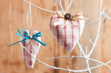 Kalp üzerinde beyaz şube kumaştan