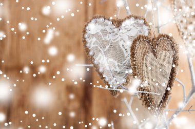 Kalp üzerinde beyaz şube kumaştan