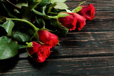 Ahşap masa üzerinde renkli taze gül. 