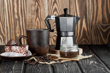 Ahşap masa kahve makinesi