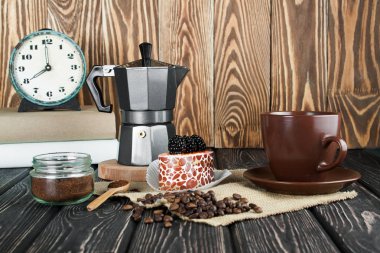 Ahşap masa kahve makinesi