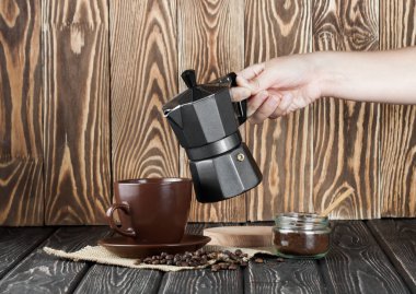 Ahşap masa kahve makinesi
